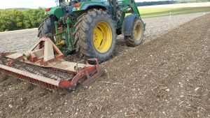 Faux semis à l'aide d'une herse rotative